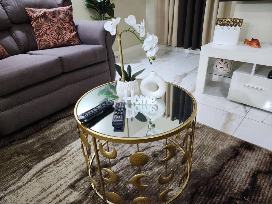 Spacious Luxury 3 Bed Rooms In Kingston Bagian luar foto
